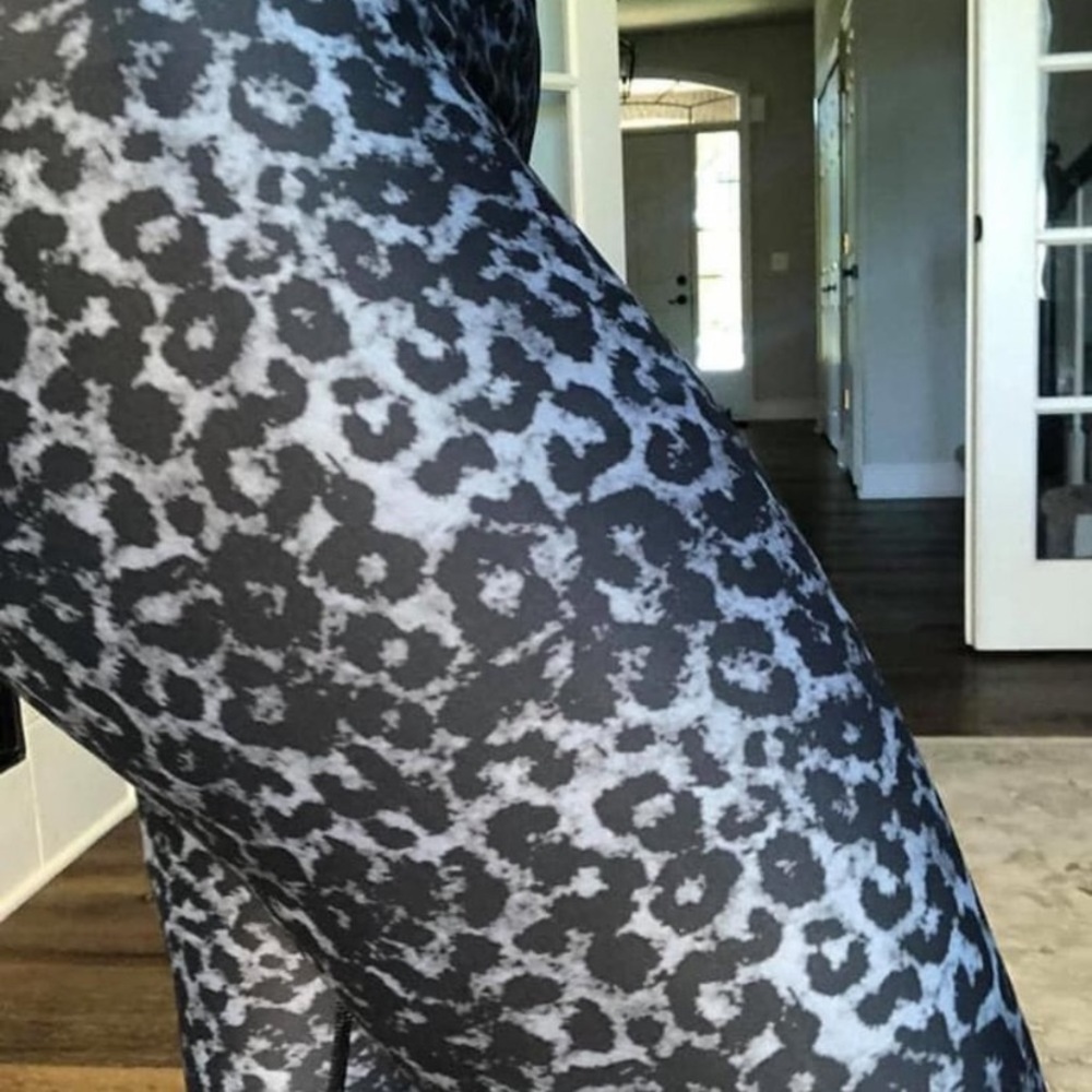 Zyia Stone Leopard Light n Luxe leggings